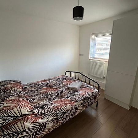 Appartamento Immaculate 2 Bed Flat With Free Parking! Watford  Esterno foto